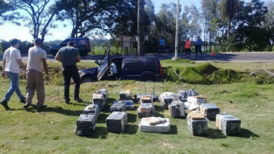 Policía federal volcó con una Kanggo llena de drogas en Laguna Brava