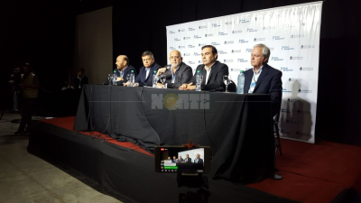 Tras el acto de apertura, los gobernadores responden a los periodistas mientras esperan a Macri
