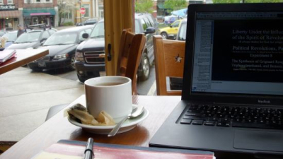 Insólito: el bar le cobró por cargar la notebook
