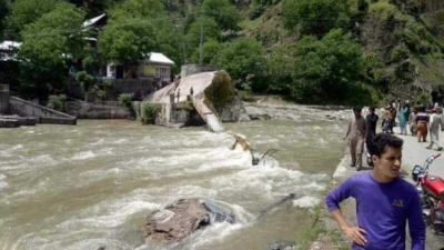 Al menos 5 muertos y 11 desaparecidos por el derrumbe de un puente en Pakistán