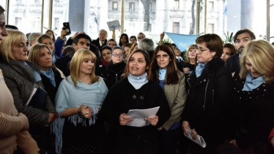 Con el respaldo de legisladores, presentaron 417 mil firmas en el Congreso para pedir que no se despenalice el aborto