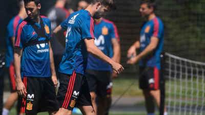 Piqué abandonó el entrenamiento con dolor en la rodilla