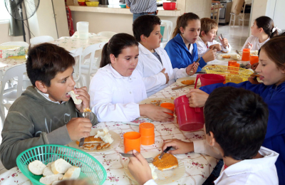 “Hay 1.948 escuelas y no permitiremos que los directores se endeuden por los comedores”