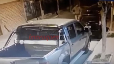 Fue filmado cortando los frenos al auto de su expareja