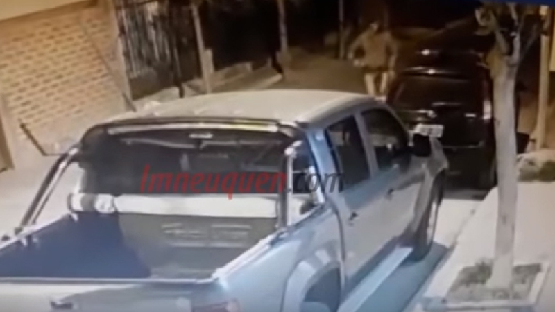 Fue filmado cortando los frenos al auto de su expareja