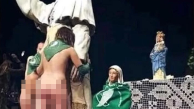 Se hizo viral y hubo polémica: bailaron desnudos y con pañuelos verdes sobre imágenes religiosas