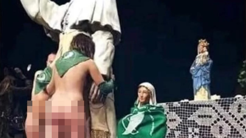 Se hizo viral y hubo polémica: bailaron desnudos y con pañuelos verdes sobre imágenes religiosas