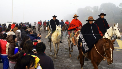 Cientos de jinetes y peregrinos van camino a Pampa del Indio para honrar a San Pantaleón