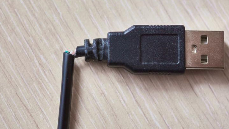 Se introdujo un cable USB por el pene y tuvo que ser operado