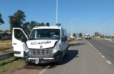 Ambulancia con un féretro ocasionó un accidente en la autovía de ruta 16
