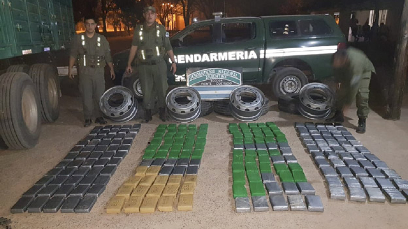 Gendarmería incautó más de 200 kilos de cocaína de las ruedas de un camión