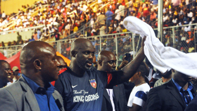 George Weah disputa partido con Liberia a los 51 años