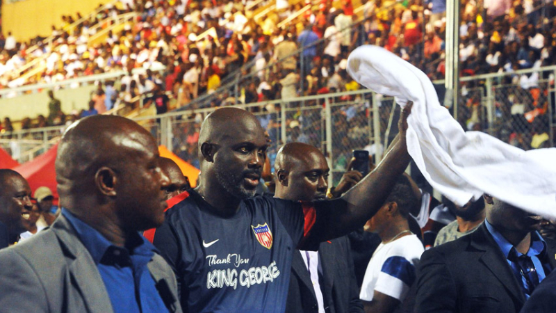 George Weah disputa partido con Liberia a los 51 años