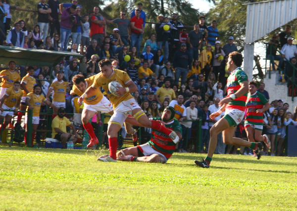 <p>Un jugador de Curne escapa hacia la conquista de un try durante la final jugada entre Curne de Chaco y Huirapuca de Tucumán en el cual el club chaqueño logró el ascenso. 30-06-18. <strong>Fabián Maldonado/Norte</strong></p>