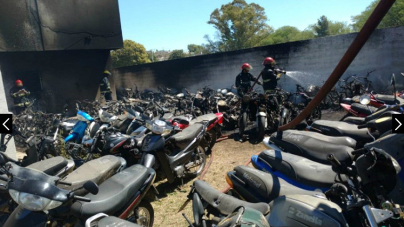 Córdoba: policías hicieron un asado en una comisaría y terminaron quemando 77 motos