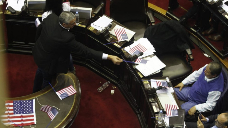 Massot invitó a Moreau a pelear fuera del recinto de la Cámara de Diputados