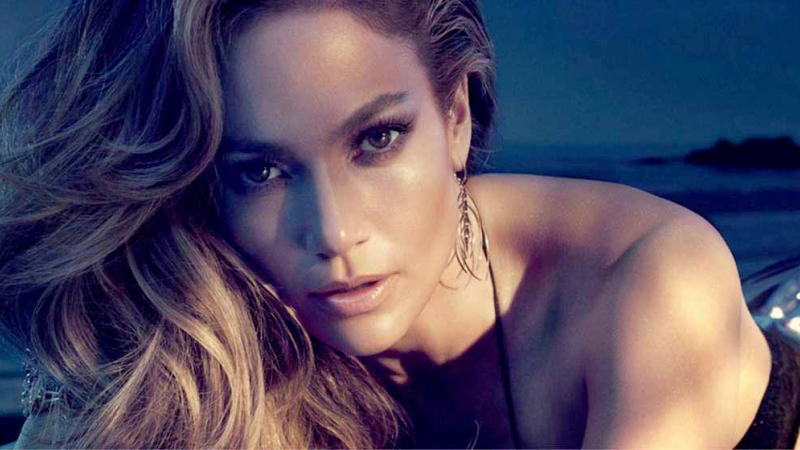 Jennifer Lopez lució sus curvas con un delicado desnudo