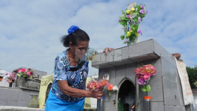 Sentido homenaje a los fieles difuntos
