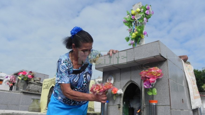 Sentido homenaje a los fieles difuntos