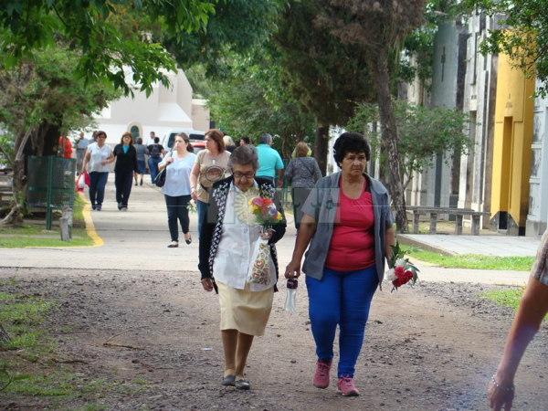 <p>Con muestras de afecto y respeto por los que ya no están, cientos de personas pasaron por el cementerio.</p>