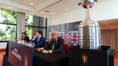 La Final del Siglo: ¿Se juega o no? La lluvia continúa y la Conmebol recorre un anegado campo de juego