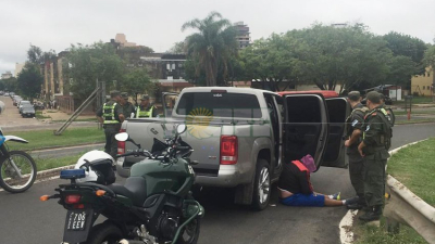Persecución y detención desde el puente interprovincial: llevaban más de 1.500 cartones de cigarrillos