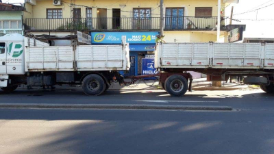 Motochorros tiraron bajo las ruedas de un camión a una mujer a la que debieron amputarle la pierna