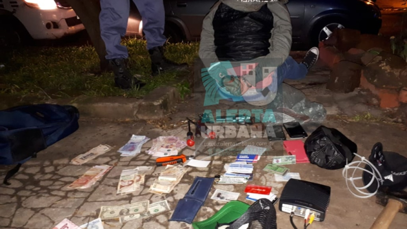 Uno de los delincuentes que entró en Trofeos Carrillón es extranjero y tiene antecedentes
