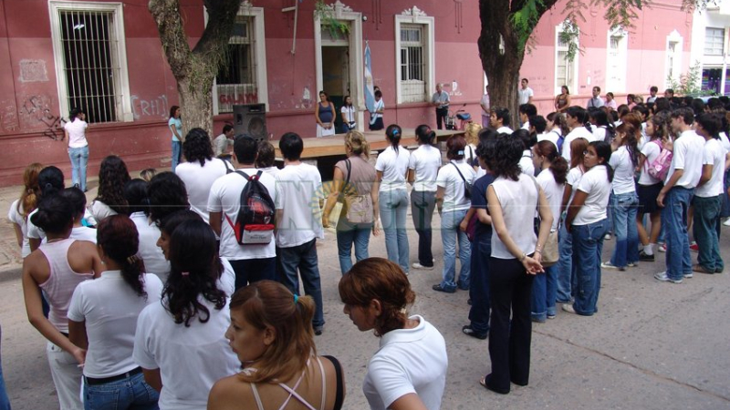 Convocan a un abrazo solidario a la escuela Simón Bolívar