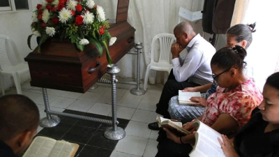Una familia venezolana ha velado durante nueve días el cuerpo de su hijo esperando que resucite