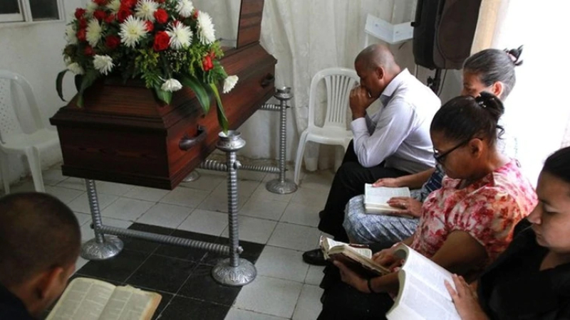 Una familia venezolana ha velado durante nueve días el cuerpo de su hijo esperando que resucite