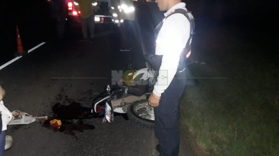 Un motociclista muere al chocar a un camión estacionado