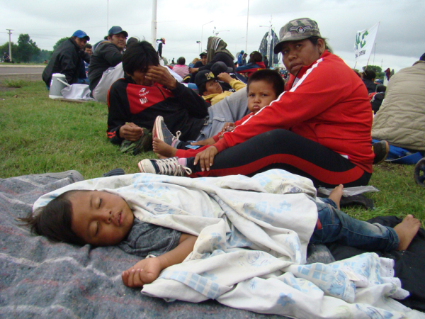 En La Escondida la marcha de aborígenes y campensinos que caminaban hacia Resistencia hizo una pausa para descansar. Un niño duerme. 28-11-18. Fabián Maldonado