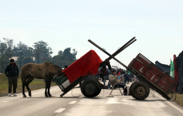 Cortes de ruta frente a la planta de Amarilla Gas. 
 Foto: Miguel Romero