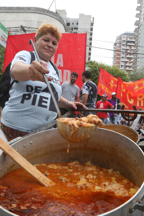 Olla popular organizada por el movimiento Barrios de Pie frente a Casa de Gobierno. Foto: Miguel Romero