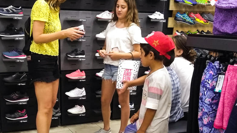 Mamá Noel: les compró ropa y zapatillas a 11 niños en situación de calle