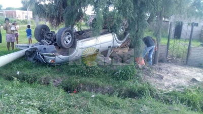 Menores protagonizaron un espectacular choque y vuelco en el asentamiento Zampa
