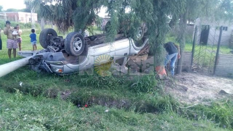 Menores protagonizaron un espectacular choque y vuelco en el asentamiento Zampa