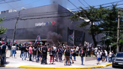 Por despidos masivos levantaron la programación de Telefe