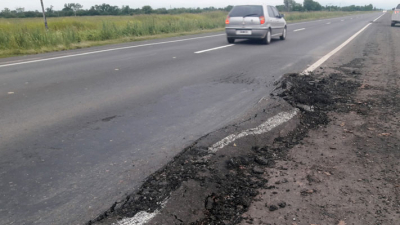 La ruta 16 en su tramo repavimentado hace dos años, con baches y deterioro constante
