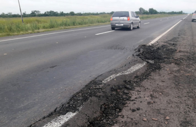 La ruta 16 en su tramo repavimentado hace dos años, con baches y deterioro constante