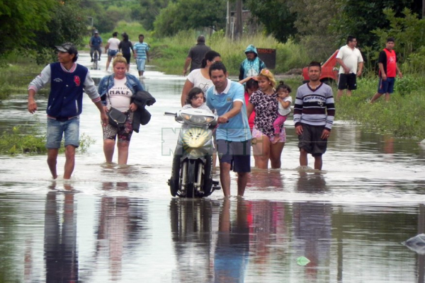 Postales del barrio Carpincho Macho y el centro de evacuación en Villa Los Lirios, tras el temporal