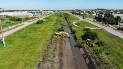 Vialidad limpia el canal Soberanía para mejorar el escurrimiento del agua