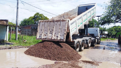 Tras las lluvias récord, el municipio reacondiciona calles de tierra