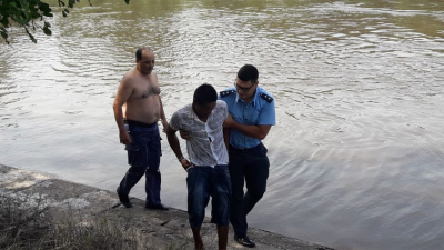 Comisario héroe: se arrojó al río Negro y salvó la vida de un joven