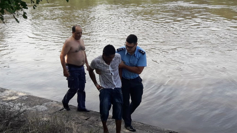 Comisario héroe: se arrojó al río Negro y salvó la vida de un joven