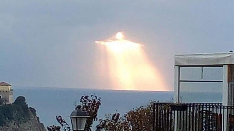Un Jesús iluminado aparece en el Mediterráneo