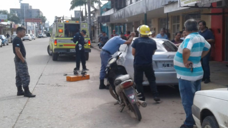 Un niño de un año trabó las puertas desde el interior de un automóvil y debieron romper una ventanilla para rescatarlo