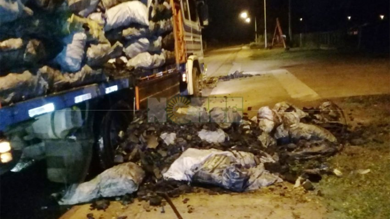 Gran susto por un camión que se incendió en plena Estación de Servicio