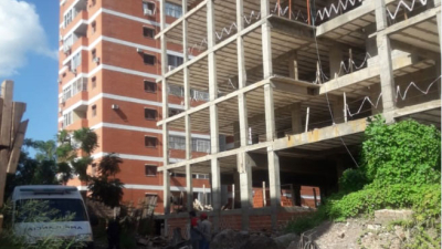 Un obrero cayó de un sexto piso y se encuentra en estado reservado